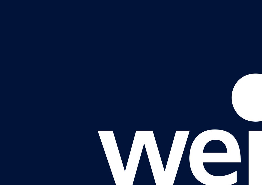 Donkerblauwe achtergrond met witte tekst en een ronde vorm aan de rechterkant.