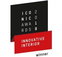 Logo met zwarte en rode elementen, met de tekst "INNOVATIVE INTERIOR" en "winner".