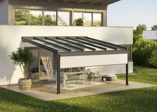 Het tijdloze glazen terrasdak Terrazza Sempra overtuigt door zijn rechtlijnige vormgeving in combinatie met de typische dakhelling. 