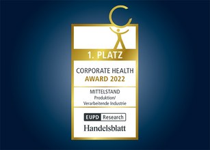 Plakette met gouden en blauwe elementen, vermeldt 1. plaats en Corporate Health Award 2022. 